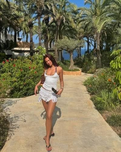 Dua Lipa vacation fashion look 3
