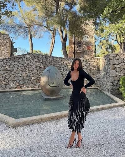 Dua Lipa vacation fashion look 4