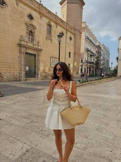 Street-style vacation look 16